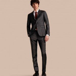 引用：https://jp.burberry.com/slim-fit-travel-tailoring-prince-of-wales-check-wool-suit-p40429081 